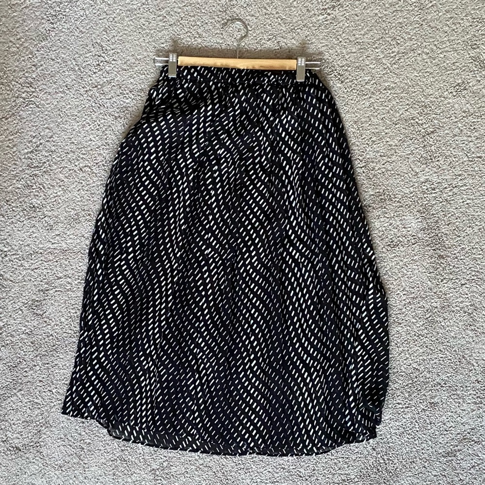 Uniqlo black and white patterned knee-length pleated skirt